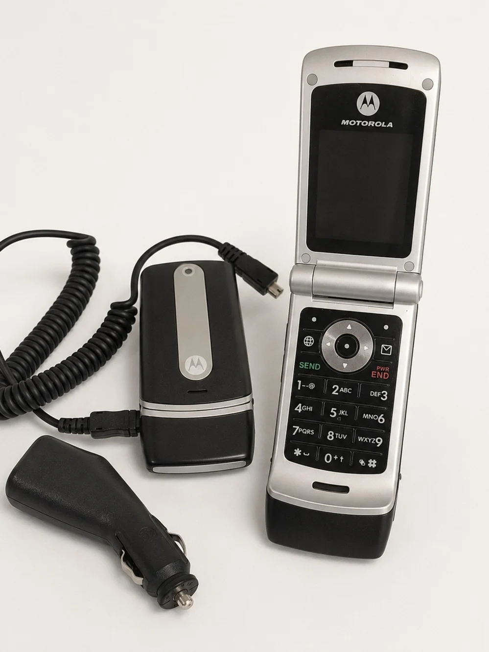 Motorola NET10 Flip Phone VGA 4X Zoom w/ Car Charger Preowned